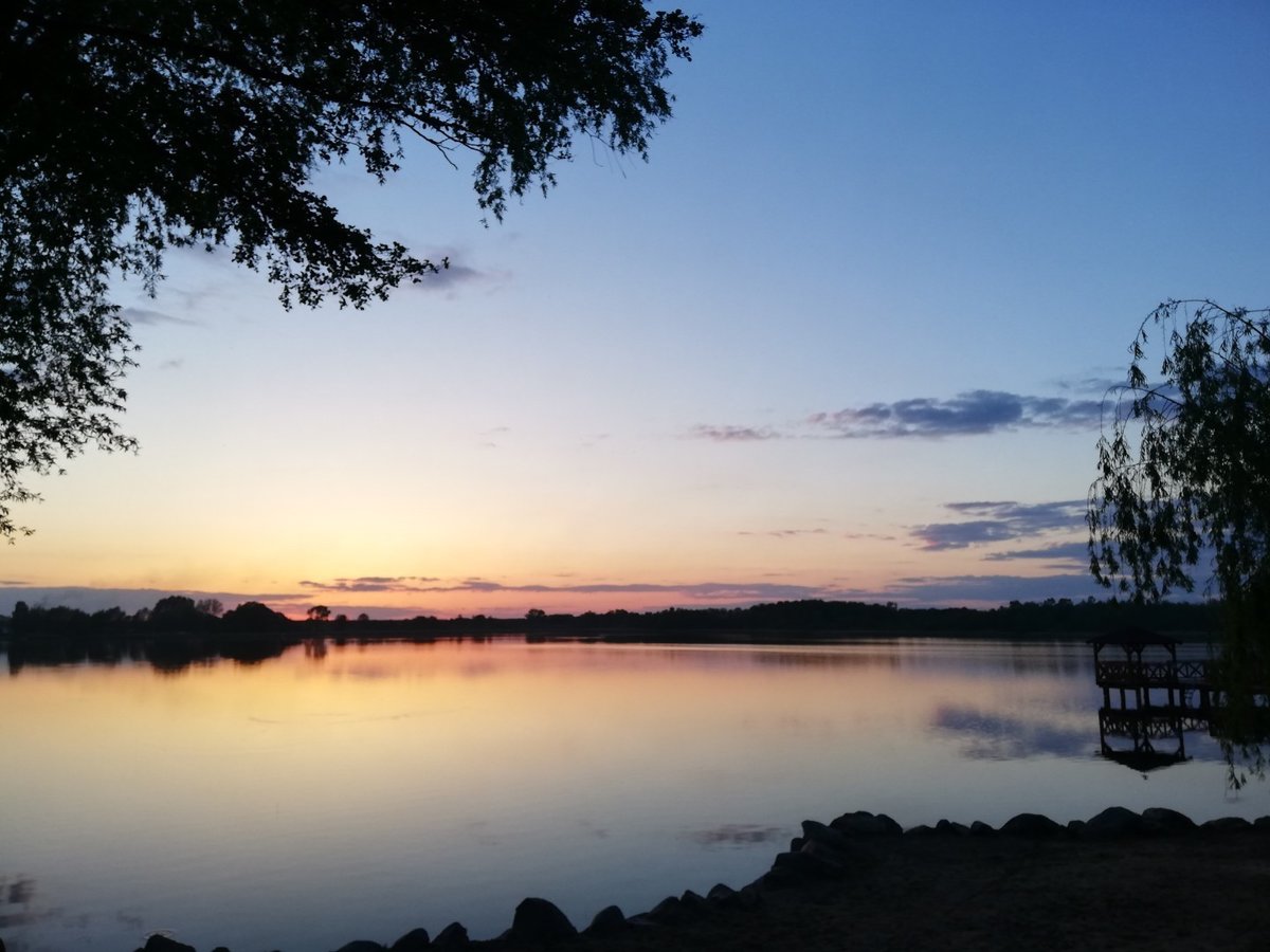 Zdjęcie przedstawiające jezioro i zachód słońca