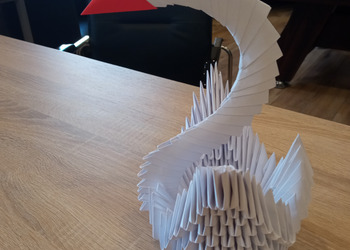 Zdjęcie przedstawia Figurke łabędzia wykonana metodą origami