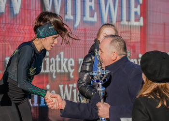 Zdjęcie uczestnika biegu z wójtem 