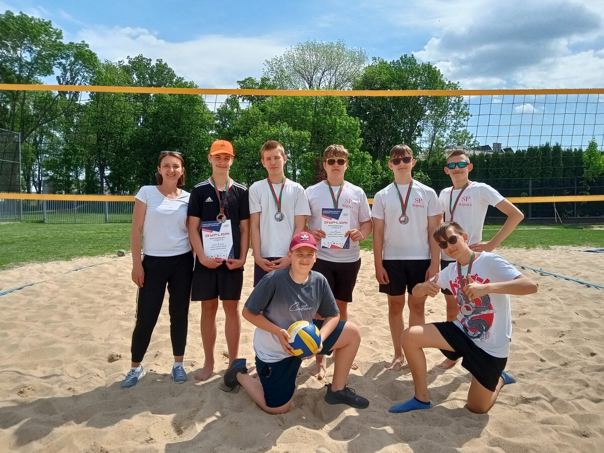 uczestnicy zawodów w siatkówce plażowej