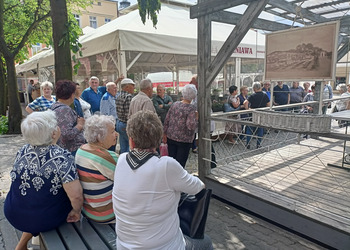 Uczestnicy klubu seniora i opiekunowie zwiedzają rynek w Lesznie