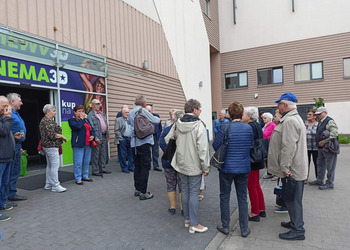 Zdjęcie uczestników klubu seniora pod kinem