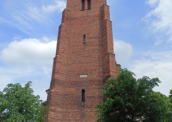 Zdjęcie przedstawia kościół w Lesznie