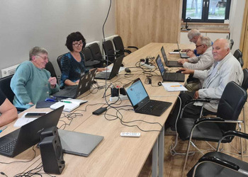 Uczestnicy klubu seniora podczas zajęć komputerowych