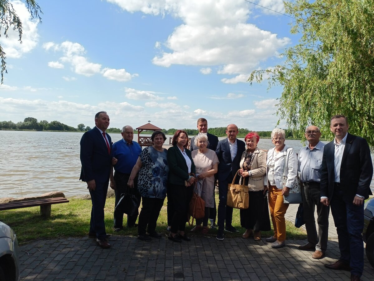 Zdjęcie przedstawia uczestników spotkania