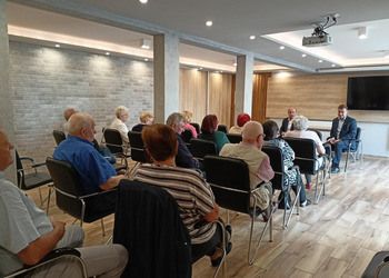 Zdjęcie przedstawia uczestników spotkania