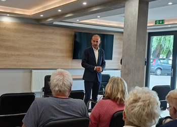 Zdjęcie przedstawia uczestników spotkania