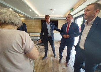 Zdjęcie przedstawia uczestników spotkania