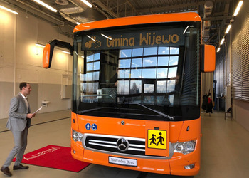 Zdjęcie przedstawia uczestników odbioru autobusu