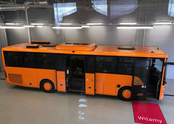 Zdjęcie przedstawia uczestników odbioru autobusu