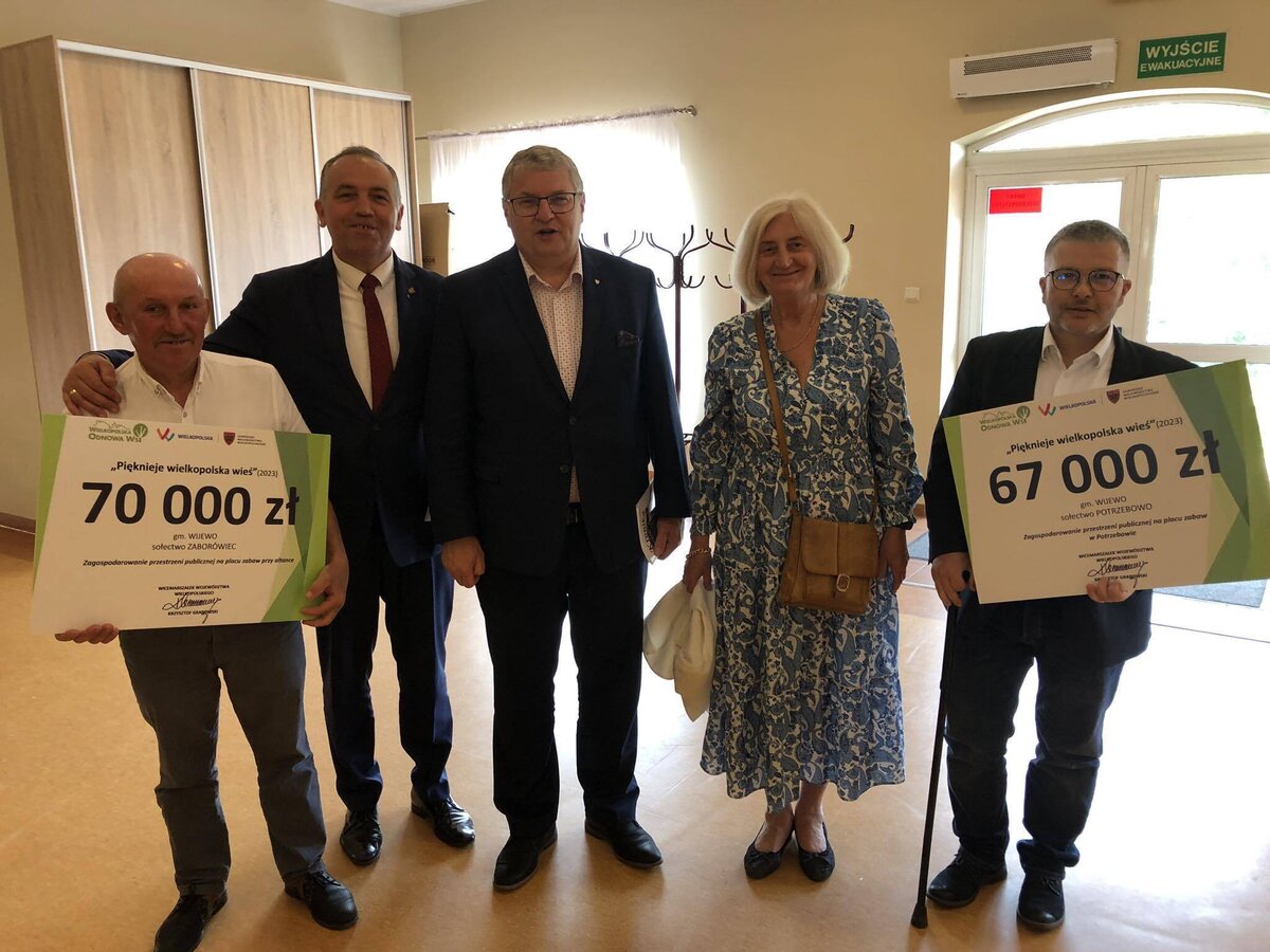 Zdjuęcie przedstawia Wójta Gminy Wijewo oraz sołtysów 
