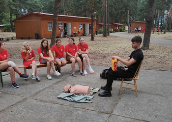 zdjęcie przedstawia uczestników obozu 