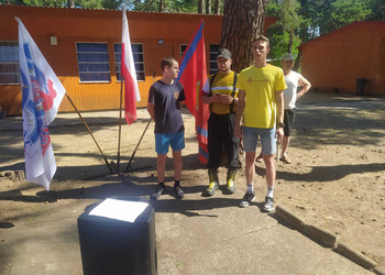 zdjęcie przedstawia uczestników obozu 