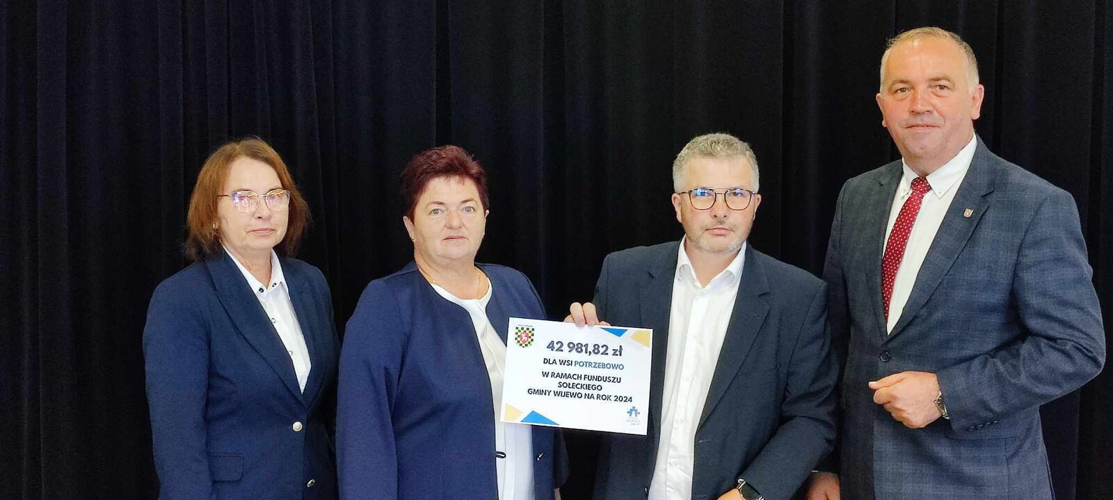 zdjęcie przedstawia sołtysa odbierającego dotację