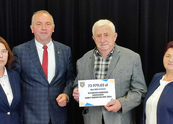 zdjęcie przedstawia sołtysa odbierającego dotację