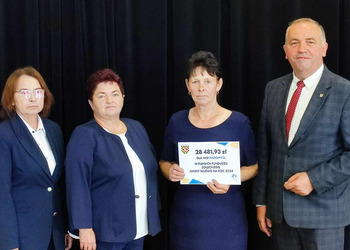 zdjęcie przedstawia sołtysa odbierającego dotację