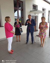 zdjęcie przedstawia trzy kobiety w średnim wieku oraz mężczyznę 