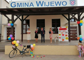 zdjęcie przedstawia trzy kobiety w średnim wieku oraz mężczyznę 