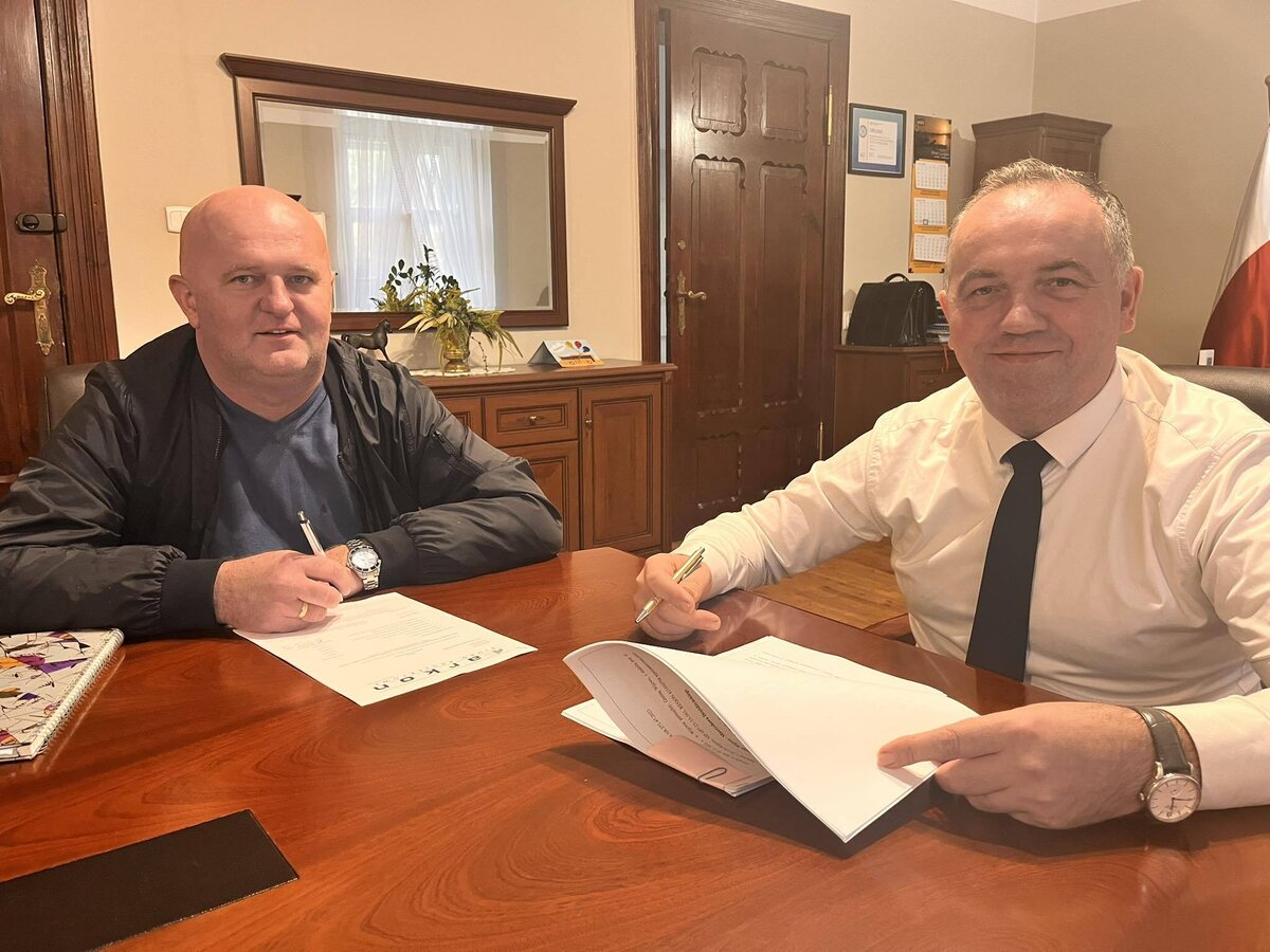 podpisanie umowy wojt i przedsatwiciel firmy