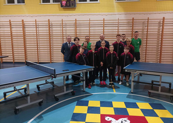 zdjęcie przedstawia druzynę tenisa stołowego