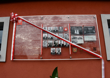 Uczestnicy odsłonięcia tablicy