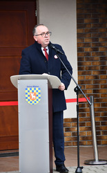 Uczestnicy odsłonięcia tablicy