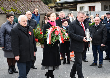 Uczestnicy odsłonięcia tablicy