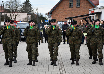 Uczestnicy odsłonięcia tablicy