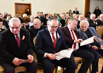 Uczestnicy odsłonięcia tablicy