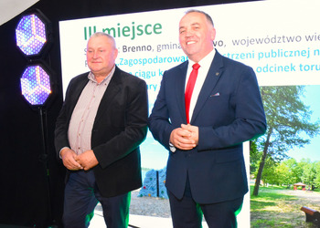 zdjęcie przedstawia Wójta Gminy wijewo z przedstawicielem sołectwa Brenno