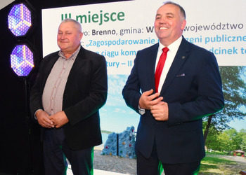 zdjęcie przedstawia Wójta Gminy wijewo z przedstawicielem sołectwa Brenno