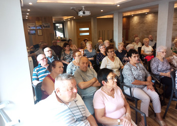 zdjęcie przedstawia grupę Seniorów słuchających wykładu