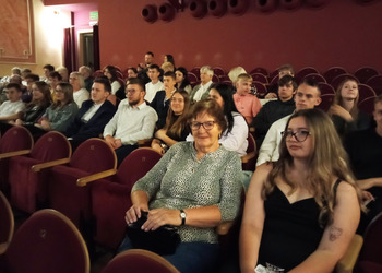 zdjęcie przedstawia publiczność na widowni 