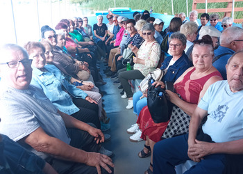 zdjęcie przedstawia grupę seniorów 