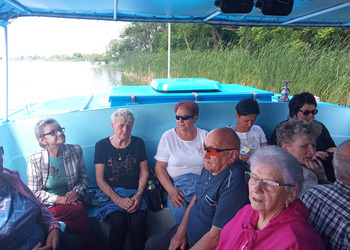 zdjęcie przedstawia grupę seniorów 