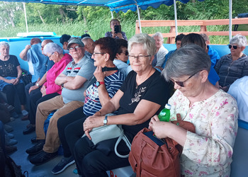 zdjęcie przedstawia grupę seniorów 