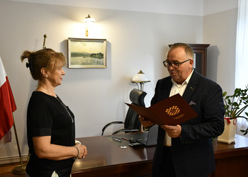 zdjęcie przedstawia Wójta składającego życzenia Pani dyrektor