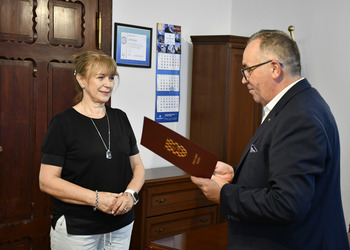 zdjęcie przedstawia Wójta składającego życzenia Pani dyrektor
