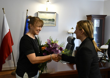 zdjęcie przedstawia dwie kobiety