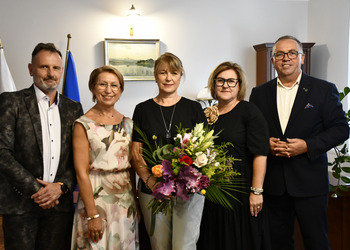 zdjęcie przedstawia trzy kobiety i dwóch mężcyzn