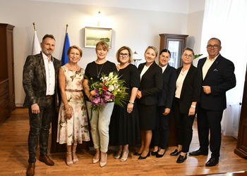 zdjęcie przedstawia grupę ludzi