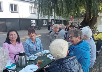Zdjęcie przedstawia uczestników spotkania