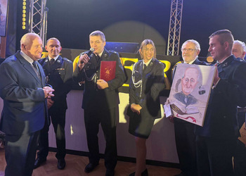 zdjęcie przedstawia zaproszonych gości  składających życzenia 