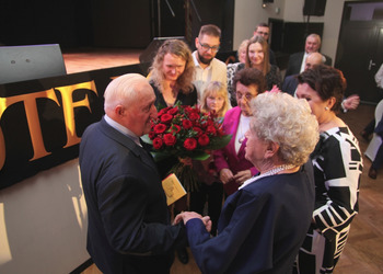 zdjęcie przedstawia zaproszonych gości  składających życzenia 