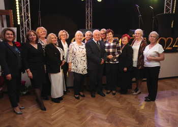 zdjęcie przedstawia zaproszonych gości  składających życzenia 