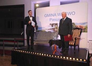 zdjęcie przedstawia zaproszonych gości  składających życzenia 