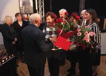 zdjęcie przedstawia zaproszonych gości  składających życzenia 