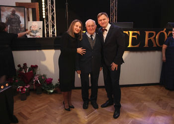 zdjęcie przedstawia zaproszonych gości  składających życzenia 