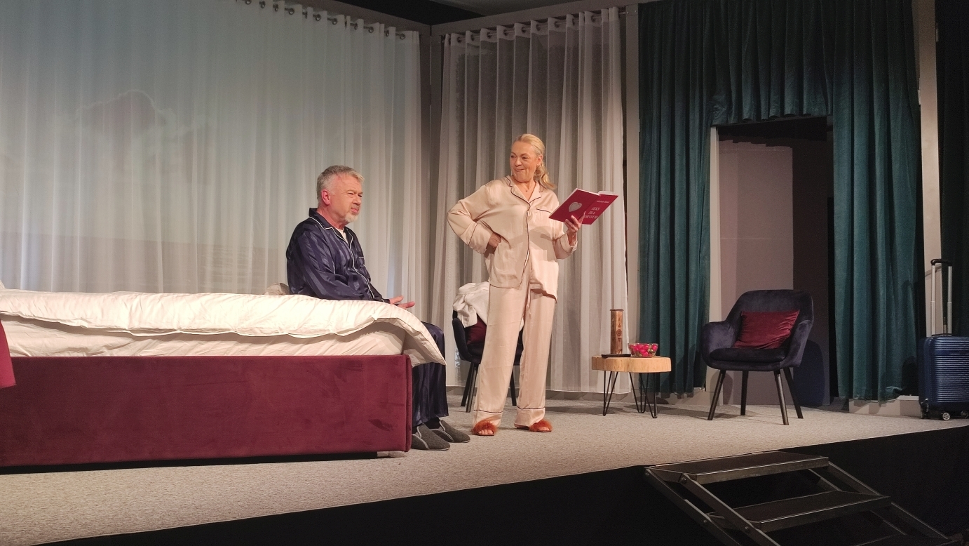 zdjęcie przedstawia aktorów na scenie