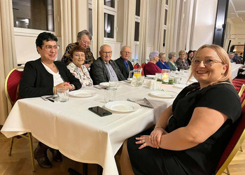 uczestnicy spotkania przy stole 